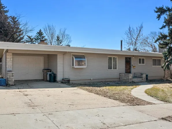 812 21st St NW, Minot, ND 58703