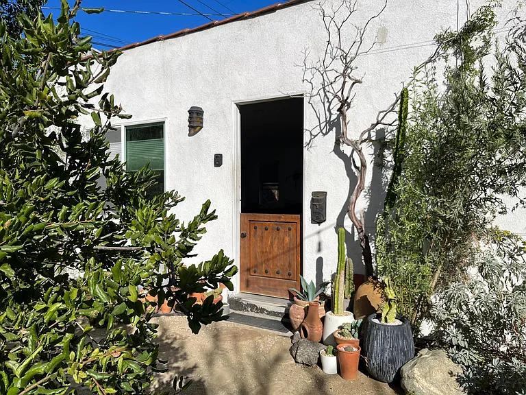 1850 S Redondo Blvd — Photo 4