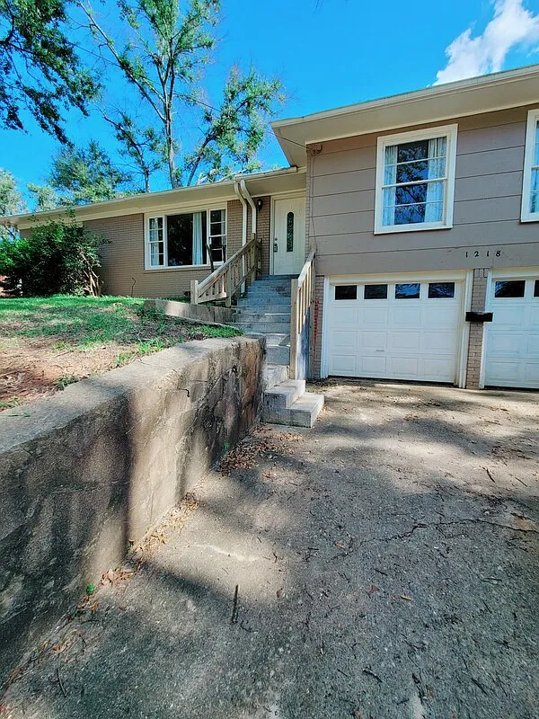 4 bed, 2.0 bath, 1986 sqft, $1,700 — Photo 1