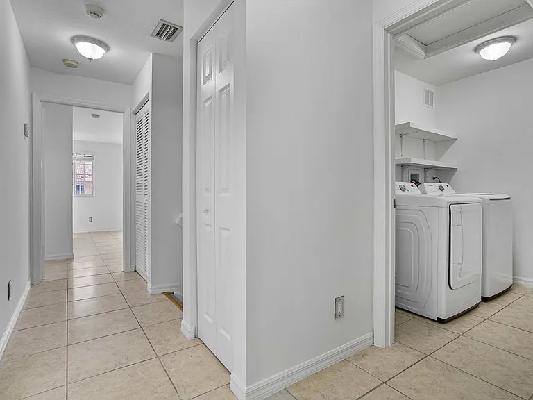 330 SW 2nd Ave #3 — Photo 14