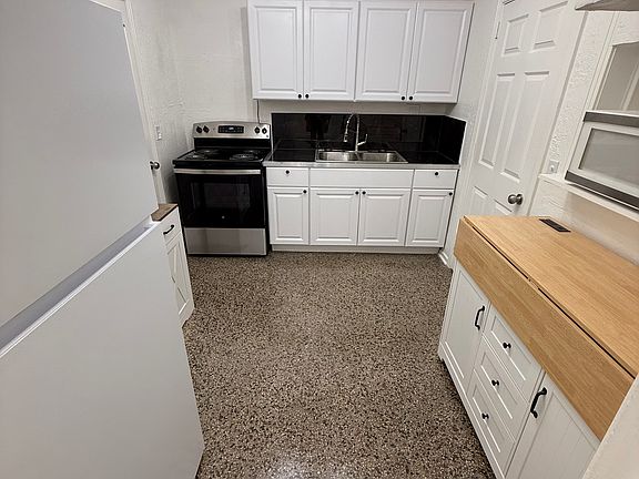 4th image of 520 Sandra Ave