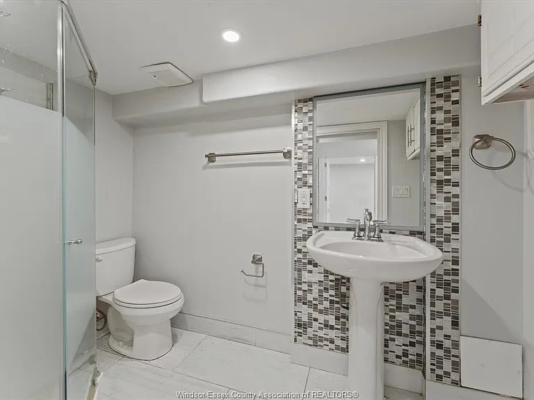 972 Wellington Ave #LOWER — Photo 8