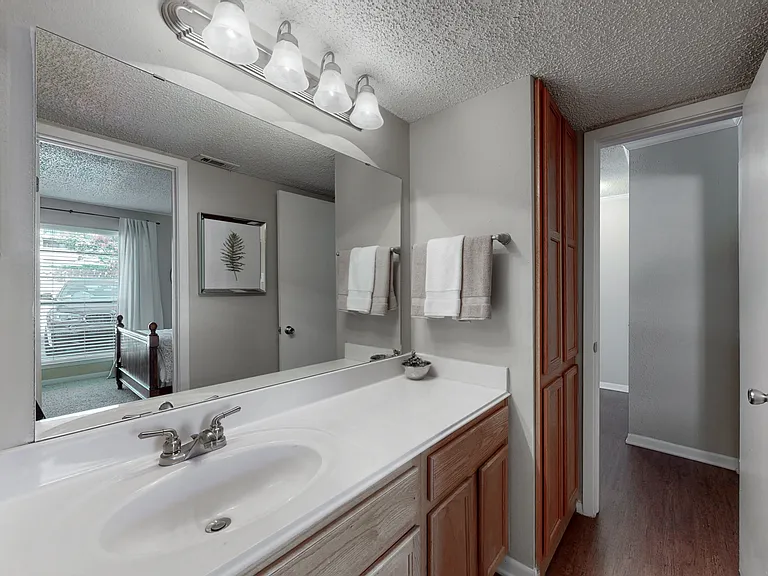 Oak Hollow Apartments — Photo 8