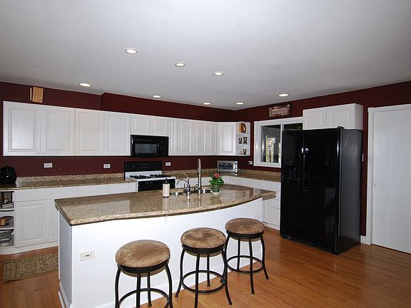 3rd image of 821 Oakwood Dr