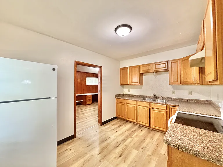 1029 McKinley Ave — Photo 9