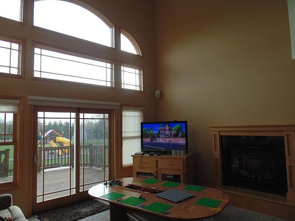 Livingroom with fireplace and skywalk