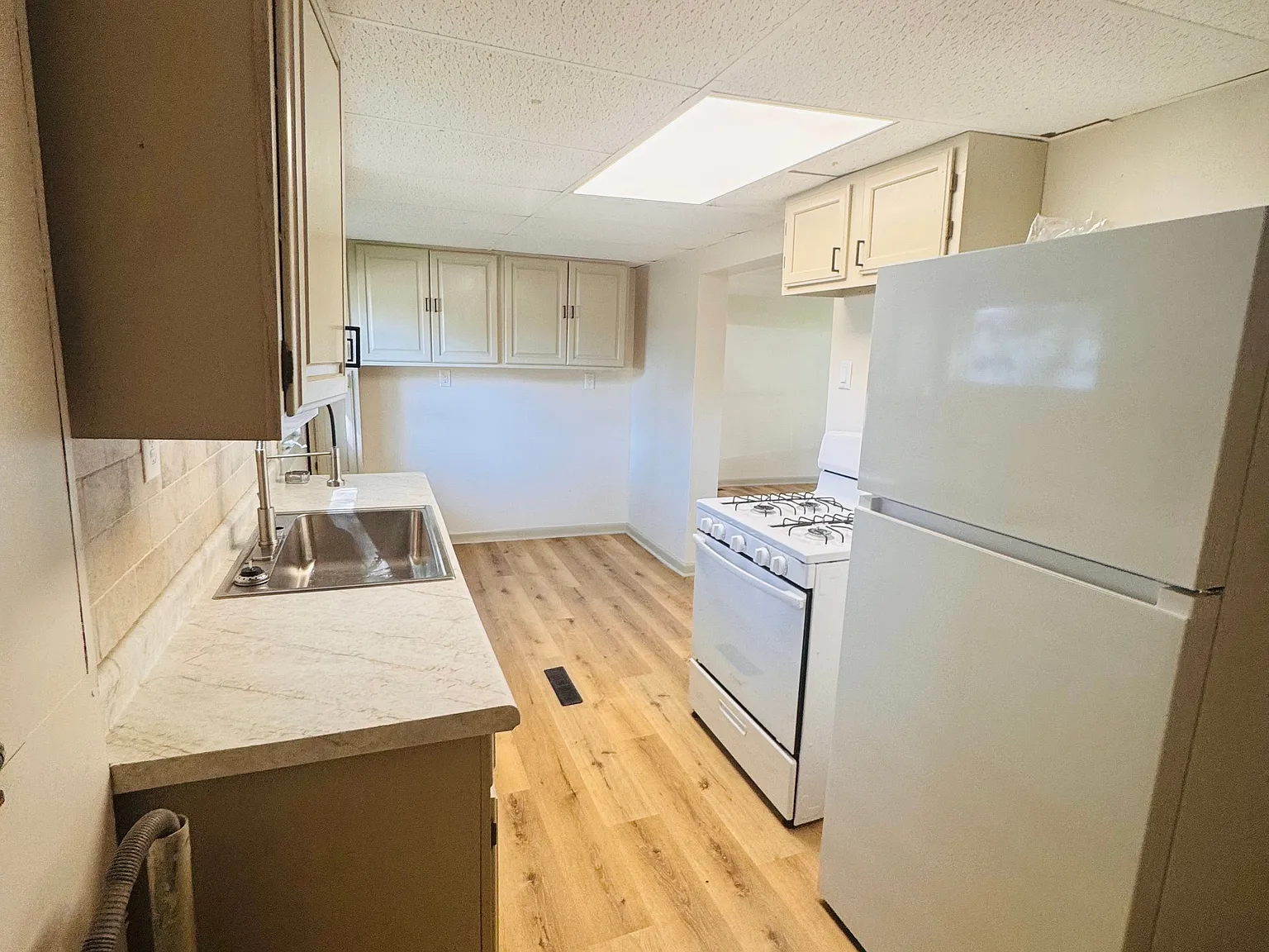 3 bed, 1.0 bath, 1200 sqft, $950 — Photo 3