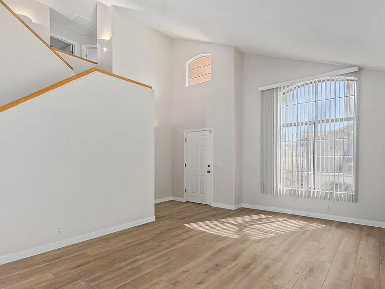 1338 E Grovers Ave — Photo 27