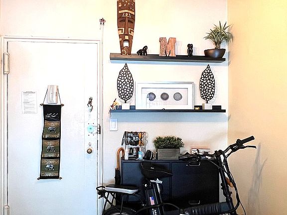 5th image of 225 E 46th St APT 6E