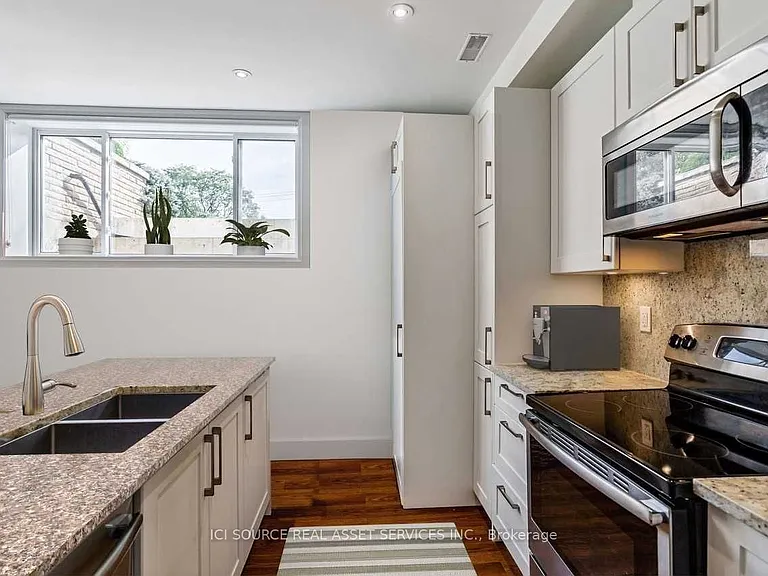 19 Ivy Lea Cres — Photo 5