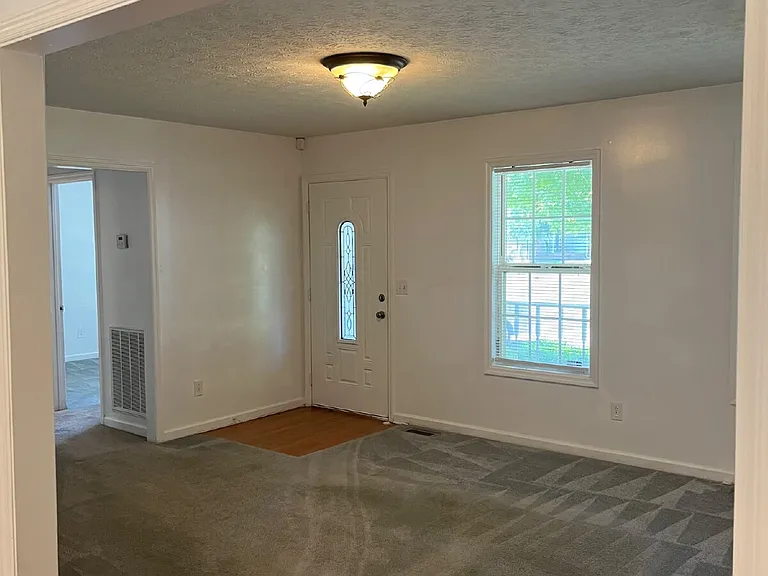 215 Derek Ct — Photo 3