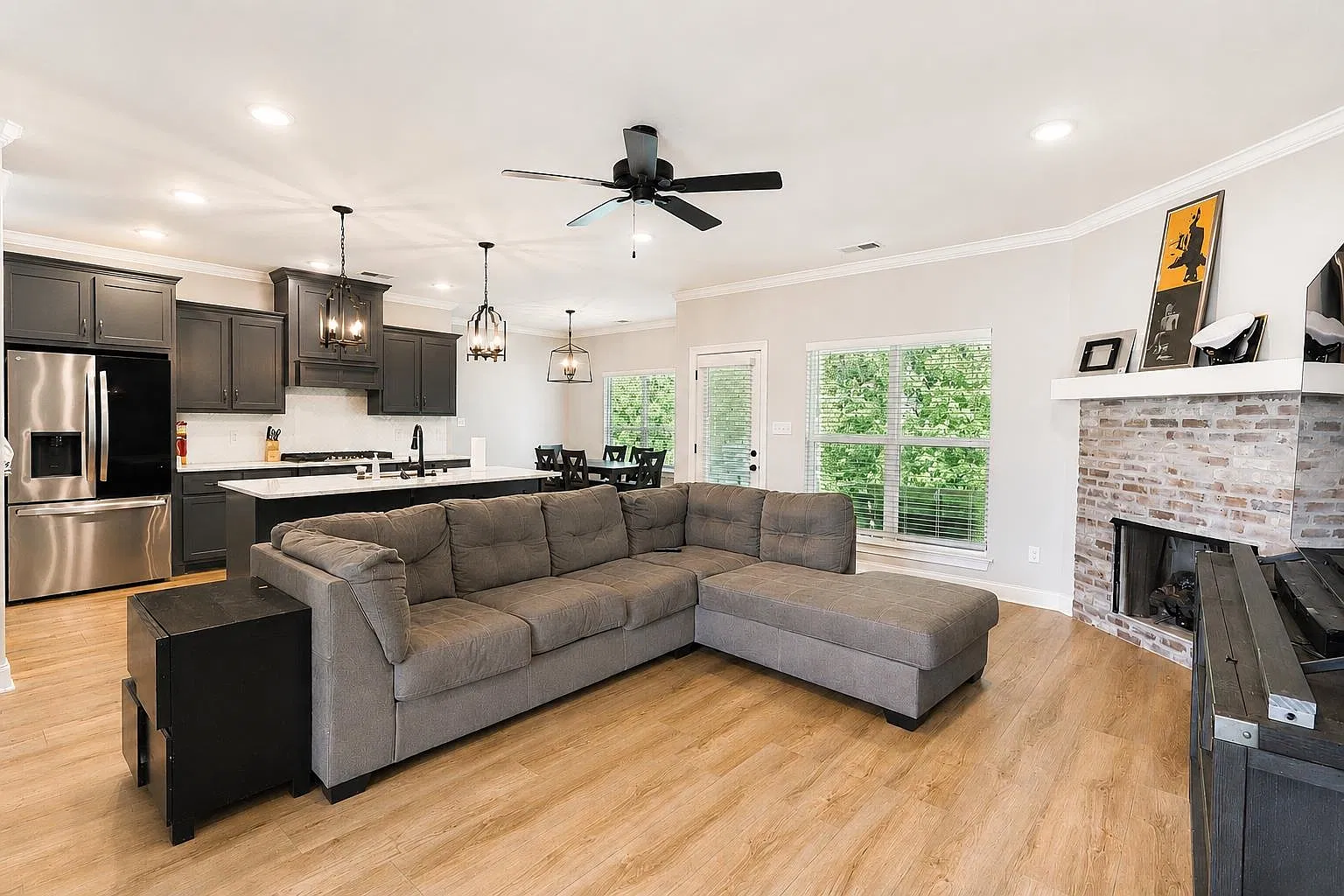 5 bed, 3.0 bath, 2603 sqft, $2,900 — Photo 3