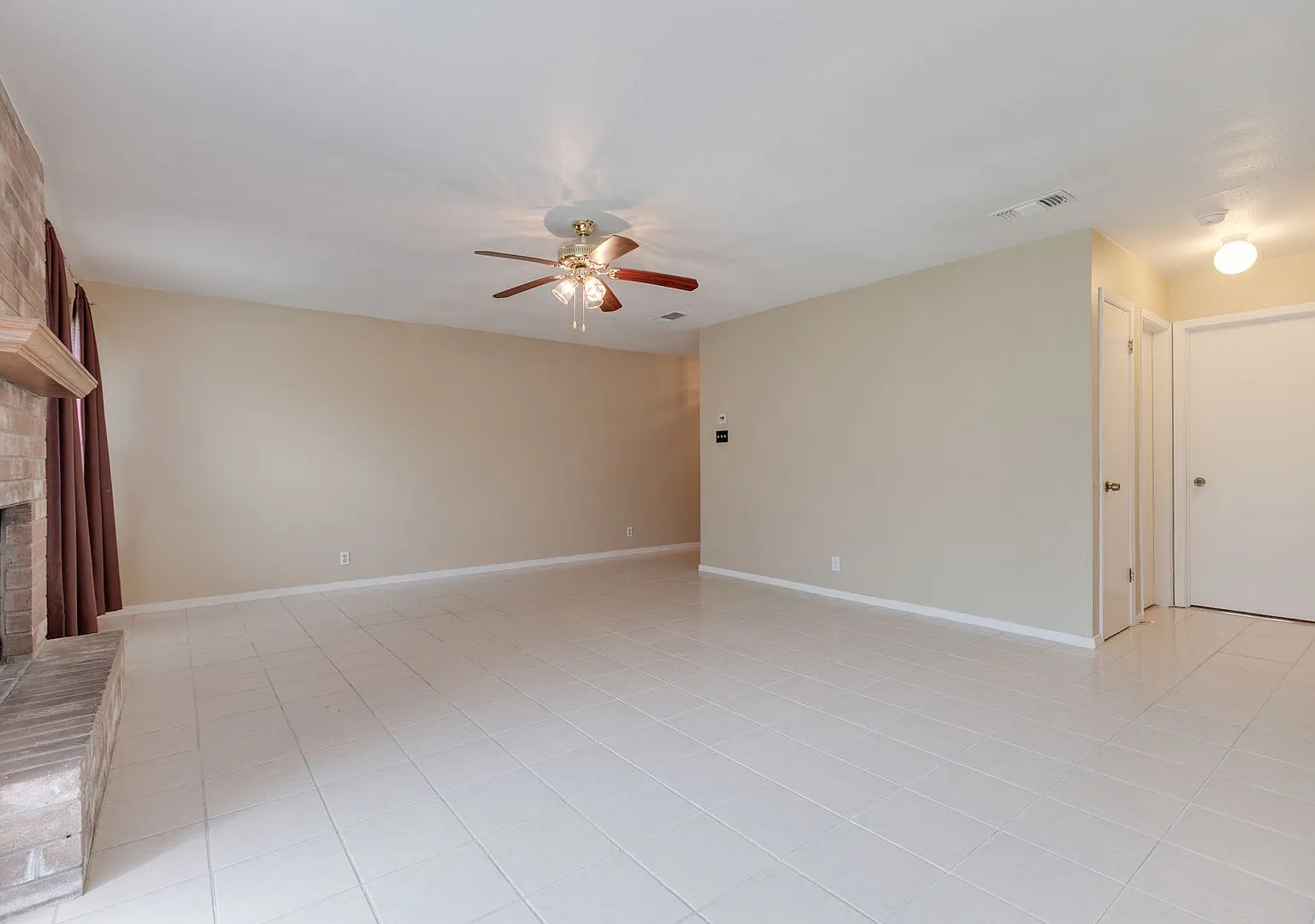 3-Bedroom Home in Oxbow Neighborhood — Photo 4