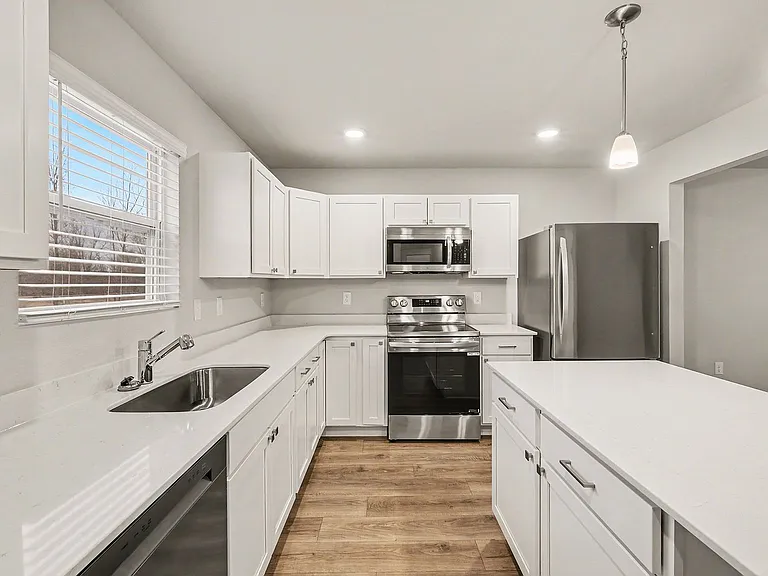 1016 Maple Ave — Photo 3