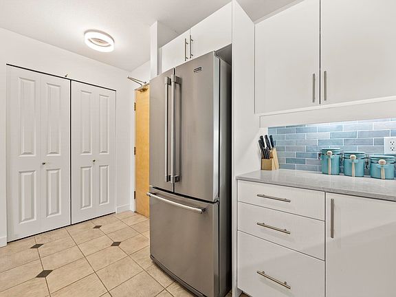 4th image of 808 Sangster Pl #310