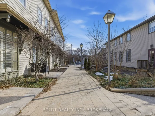 49 Ontario St #8, Grimsby, ON L3M 3H2