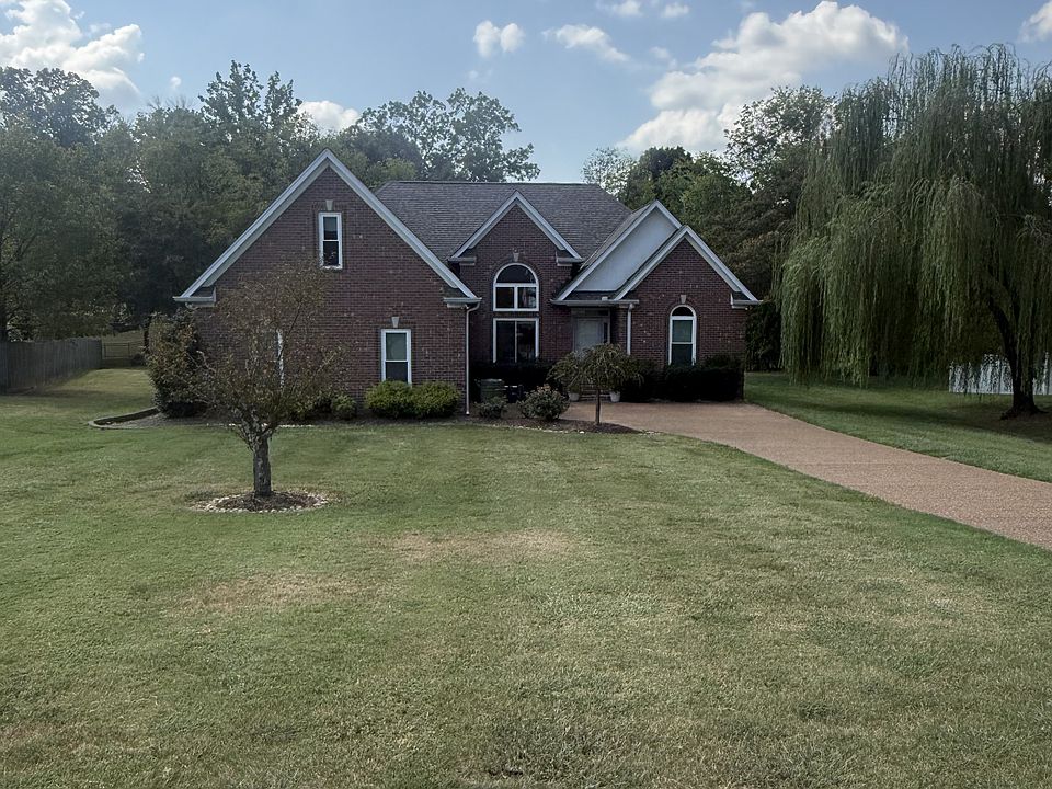 1st image of 302 Lexington Dr