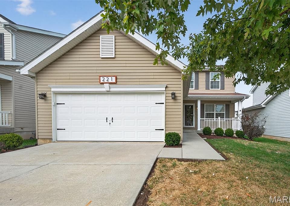 1st image of 221 Pecan Bluffs Dr