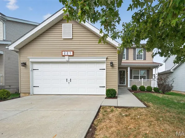 221 Pecan Bluffs Dr, Wentzville, MO 63385