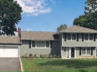 6 Rimlet Dr, Commack, NY 11725