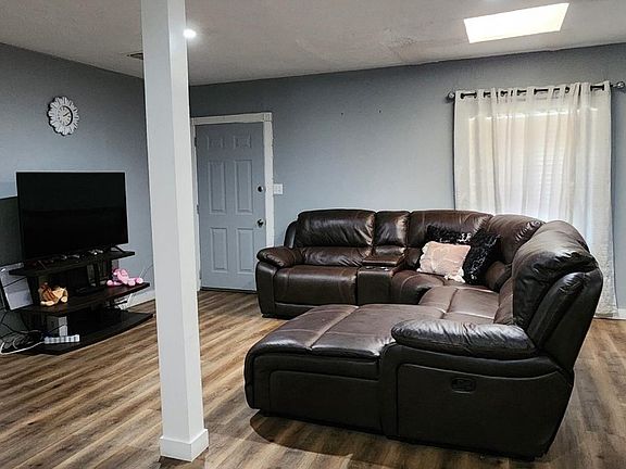 3rd image of 318 Macarthur Blvd