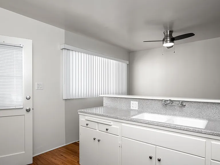 320 N Howard St — Photo 10