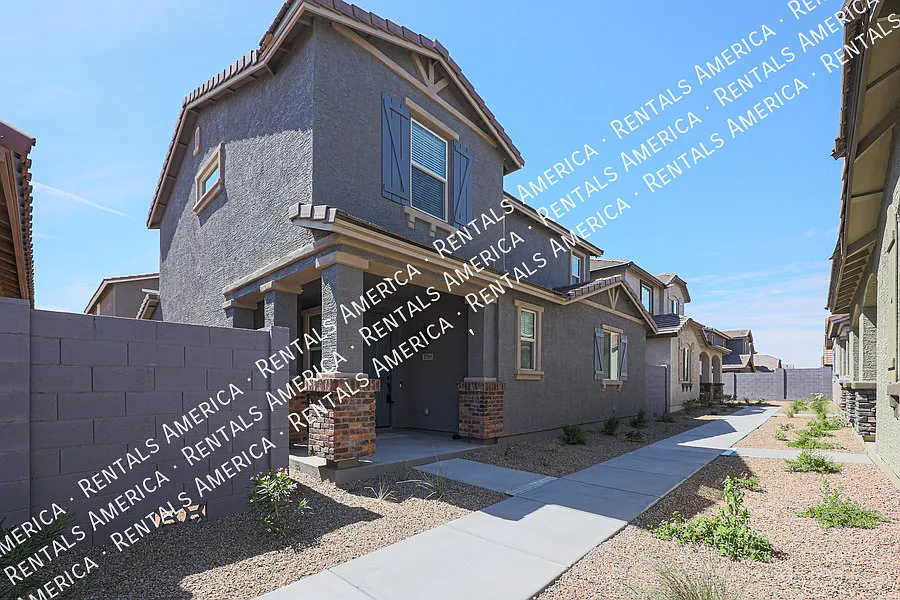 4 bed, 2.5 bath, 1961 sqft, $2,300 — Photo 2