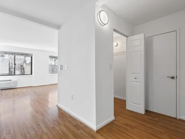 160 West 24th Street image 4 of 7