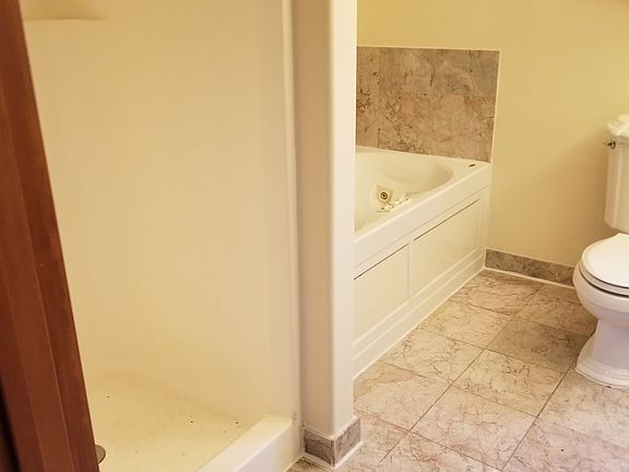 3rd image of 6825C Weedin Pl NE