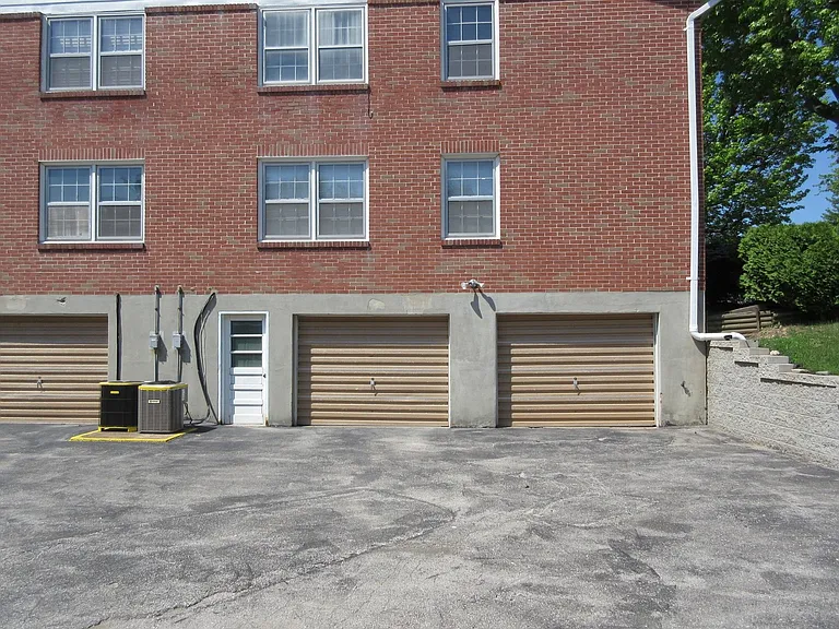 604 Thunderbird Ct — Photo 10