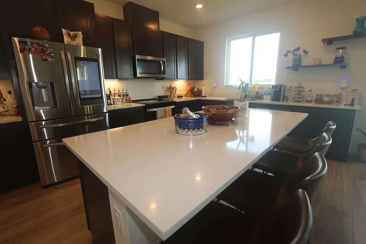6 bed, 4.5 bath, 3249 sqft, $4,400 — Photo 1