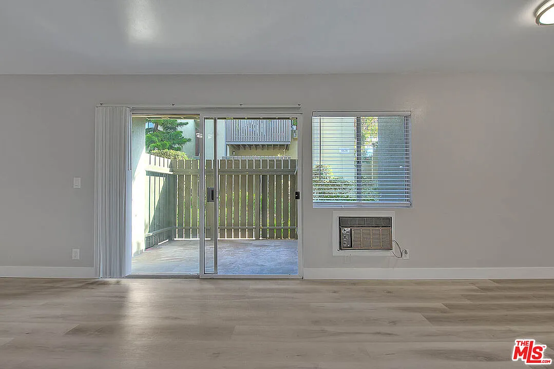3 bed, 2.0 bath, 1095 sqft, $3,950 — Photo 4