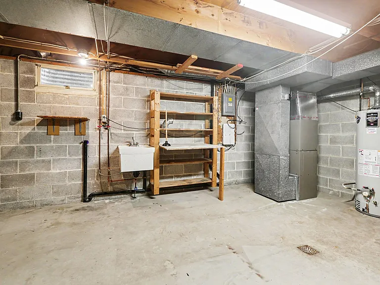 933 E Maple St — Photo 22