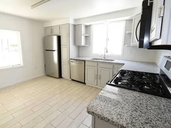 4th image of 68 Groveland St