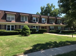 350 Brainerd Ave APT 2A, Libertyville, IL