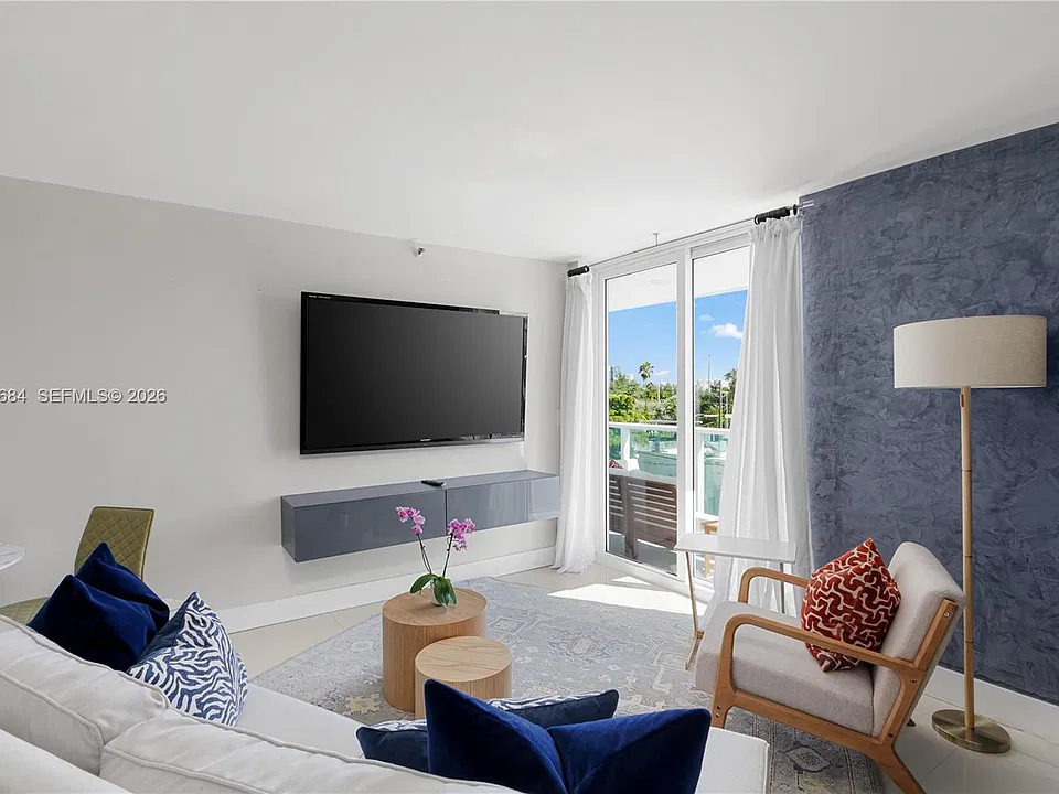 1035 West Ave #404