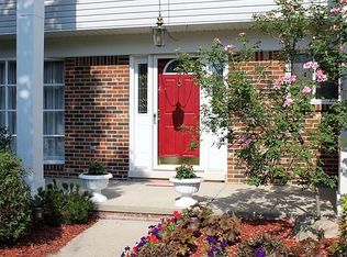 2808 Stonebury Dr, Rochester Hills, MI 48307
