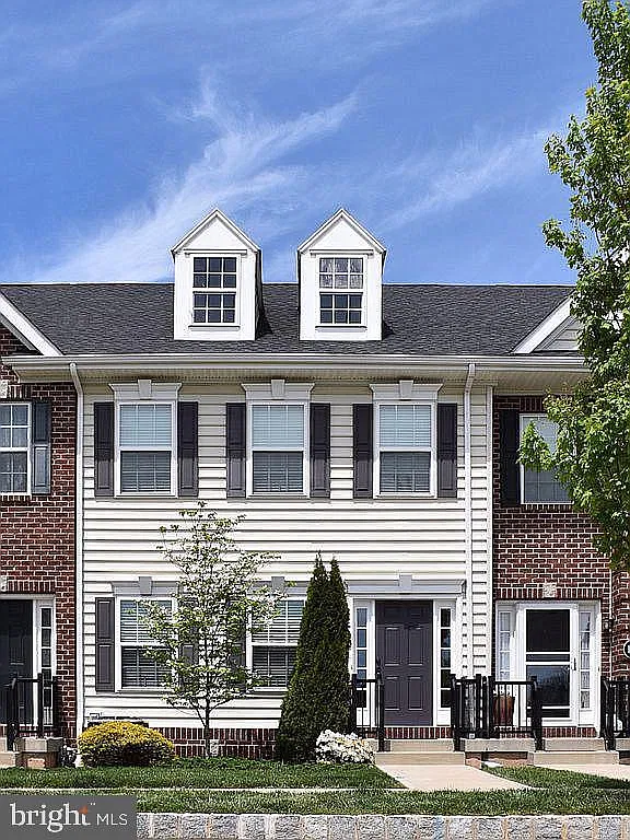 3 bed, 2.5 bath, 2100 sqft, $2,900 — Photo 2