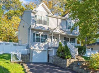 101 Cypress Dr, Kings Park, NY 11754