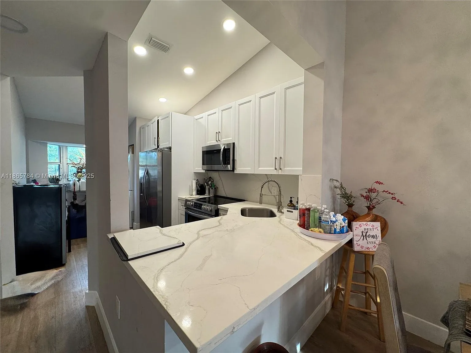 2 bed, 822 sqft, $2,200 — Photo 2