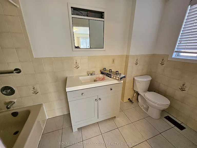 557 Lawrence Ave W — Photo 24