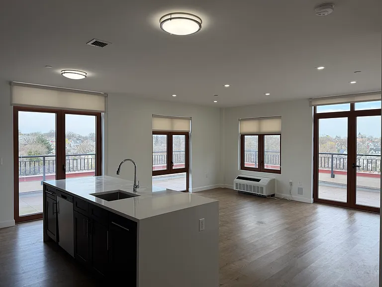 224 Gramatan Ave #8E — Photo 1
