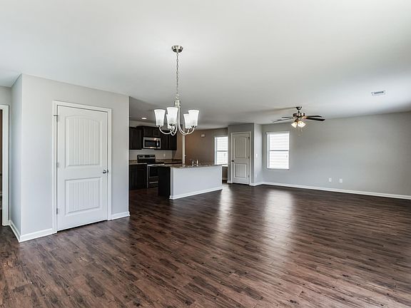 5th image of 925 Hawthorn Ln