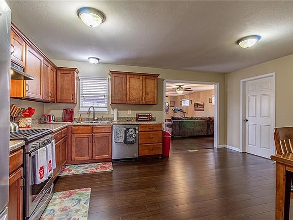 5th image of 409 W Eliff St