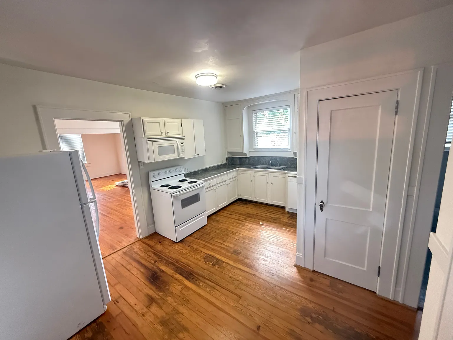 1 bed, 1.0 bath, 1035 sqft, $1,100 — Photo 4