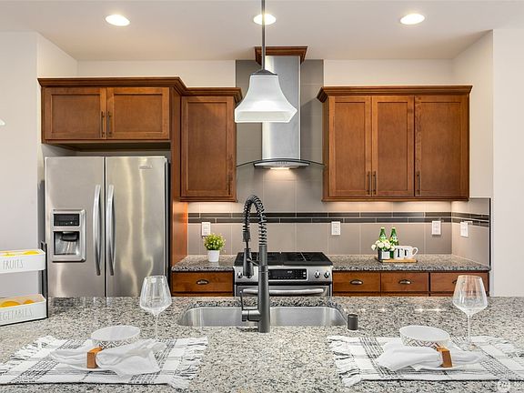 5th image of 1087 10th Ave NE