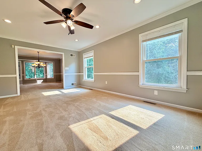 22 Hyde Park Dr — Photo 7