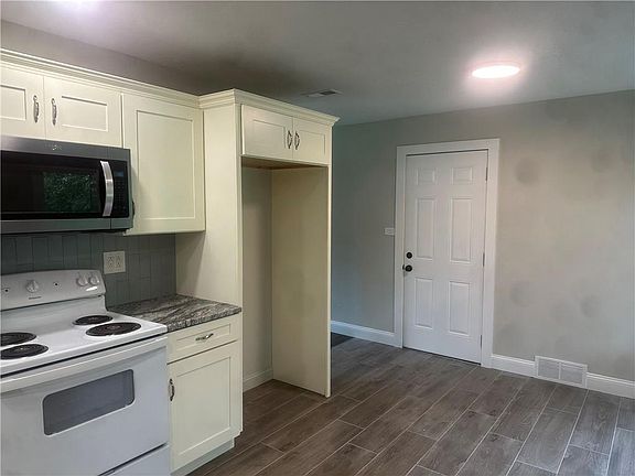 4th image of 11202 Crystal Ave