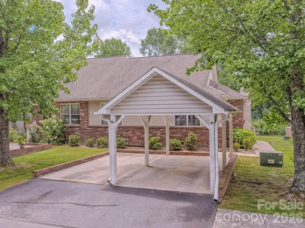39 N Creekside Ct, Hendersonville, NC 28791
