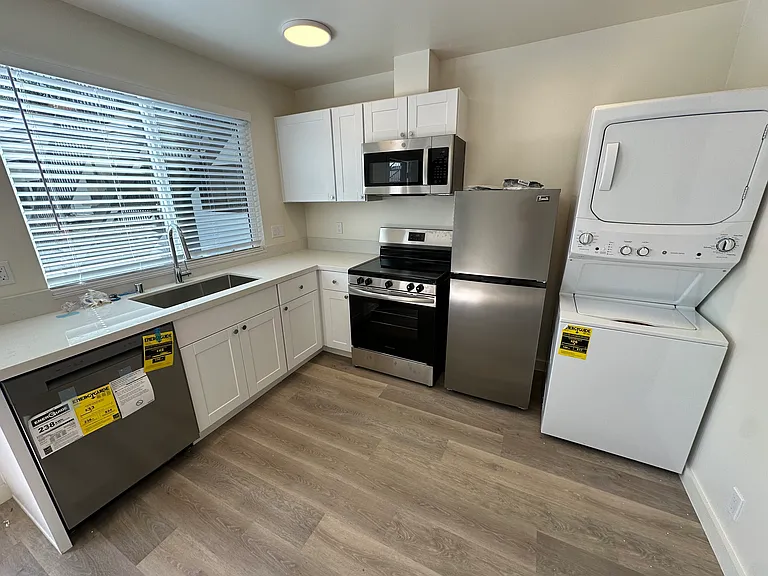 111 N La Cumbre Rd #20 — Photo 3